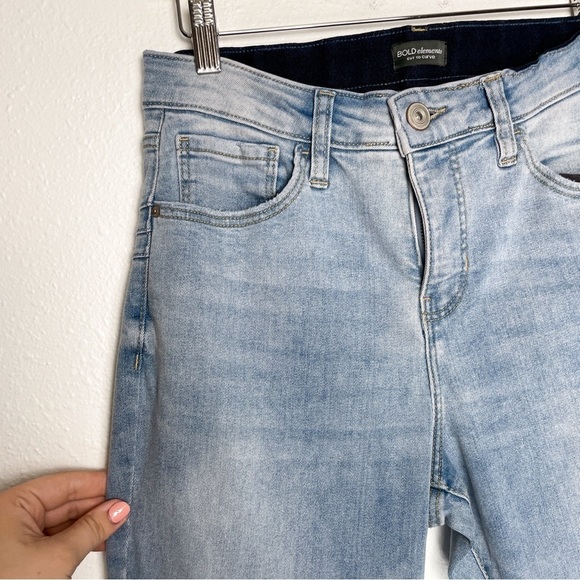 BOLD Elements Sz. 10 Cut to Curve Tummy Control Jean Capris Medium Wash - Picture 3 of 6